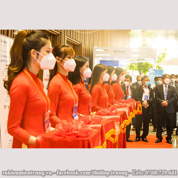 Áo dài đỏ & Băng khánh thành