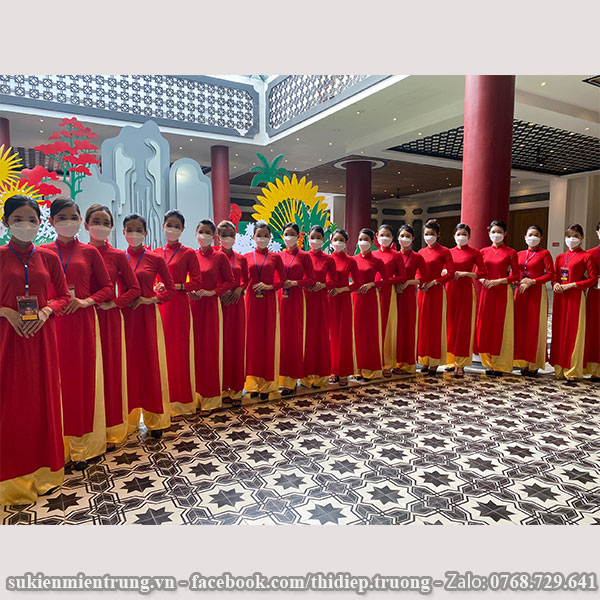 Áo dài Đỏ quần Vàng