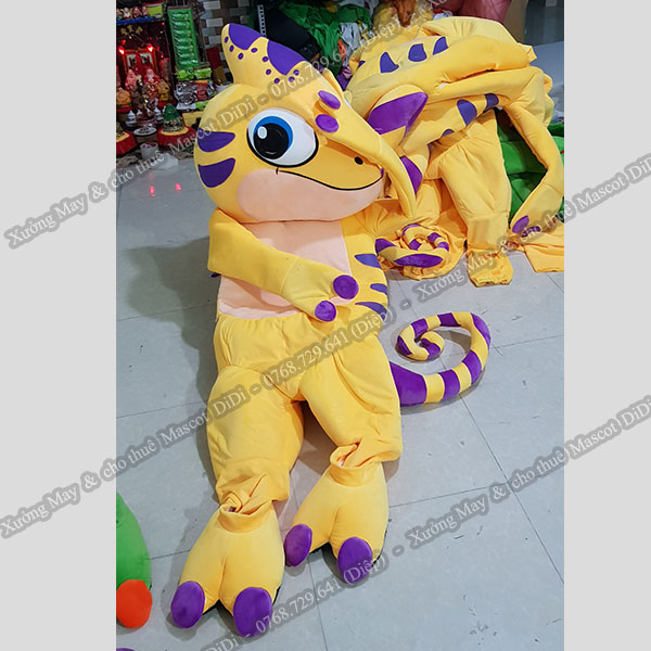 Mascot khủng Long vàng
