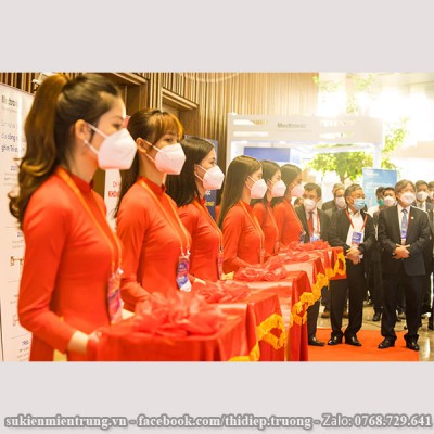 Áo dài đỏ & Băng khánh thành