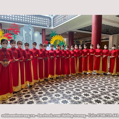 Áo dài Đỏ quần Vàng